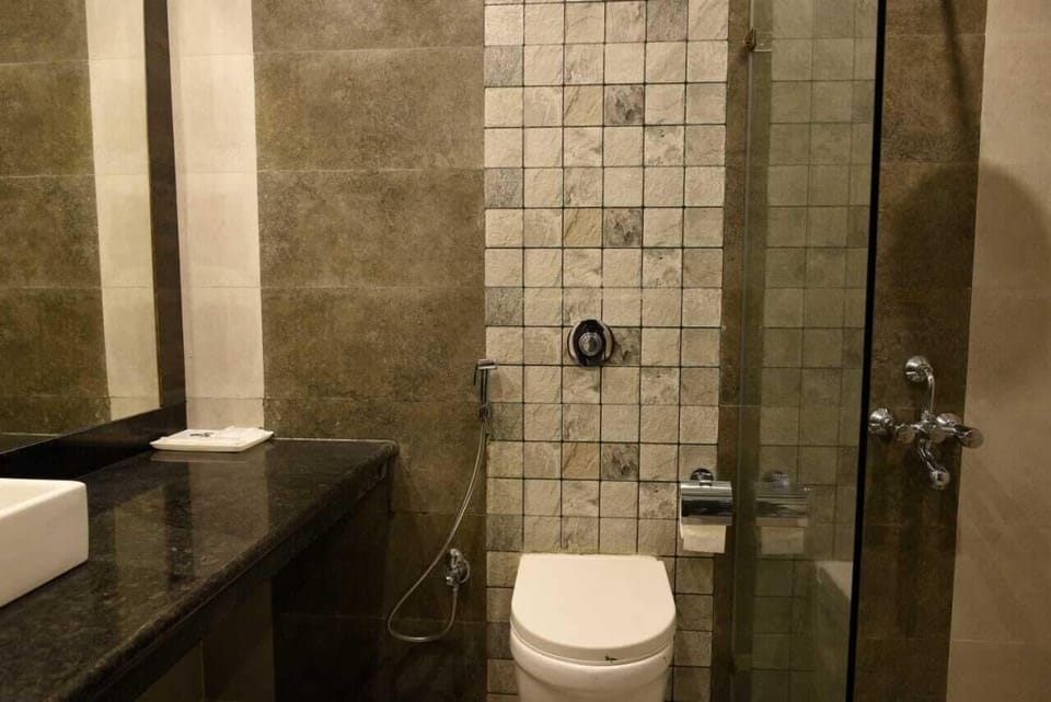 Shower, free toiletries, towels