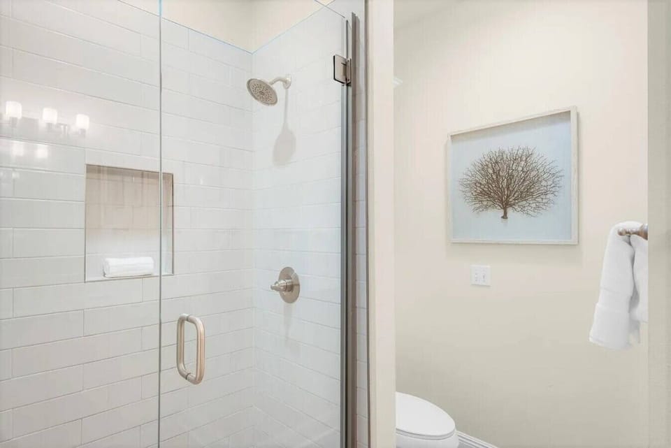 Downstairs en suite bathroom