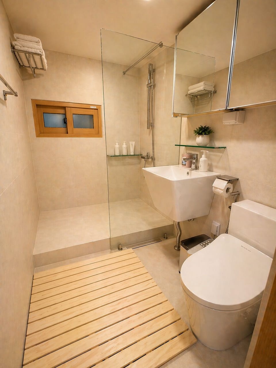 Presidential House | Bathroom | Shower, designer toiletries, hair dryer, slippers