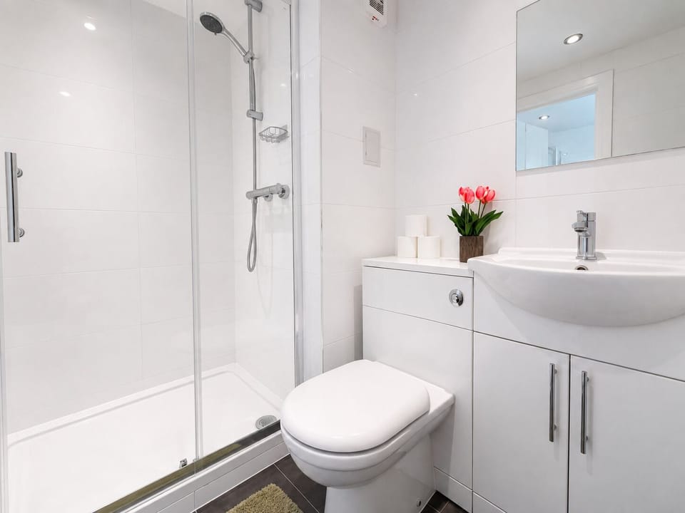 Ensuite bathroom with toiletries -  Hackney flat near Victoria Park & Stratford