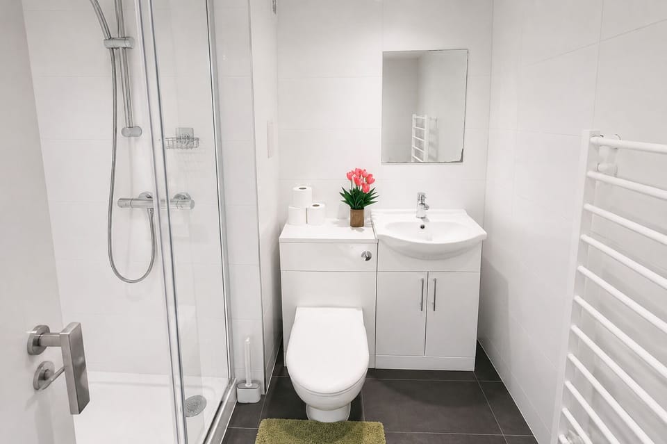 Ensuite bathroom with toiletries -  Hackney flat near Victoria Park & Stratford
