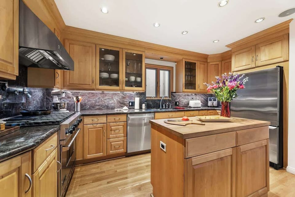 Modern fully equipped kitchen with dining area in a 2BR Hollywood Hills vacation home.