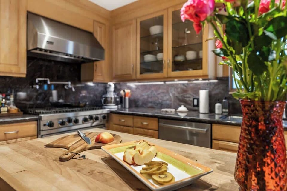 Fully Equipped Kitchen with Viking Range and premium amenities