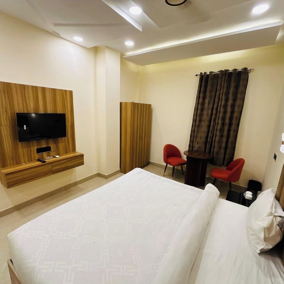 Deluxe Room | Iron/ironing board (on request), WiFi (free)
