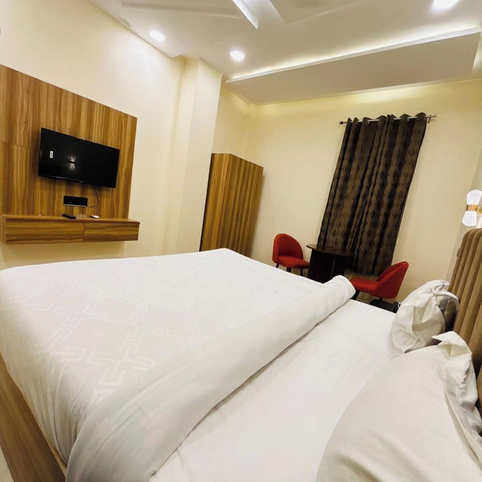 Deluxe Room | Iron/ironing board (on request), WiFi (free)