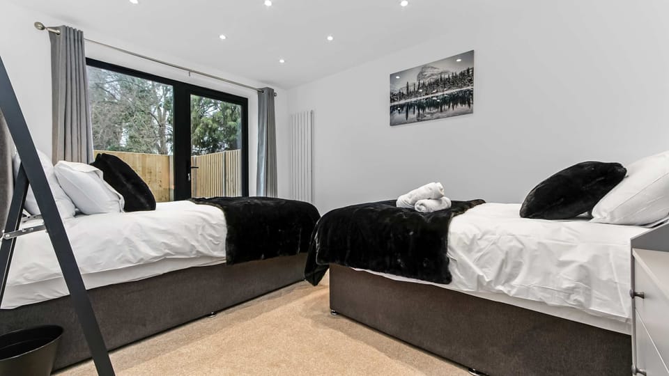 Modern 3 Bedroom Stay Patio East Croydon Apartment in Croydon