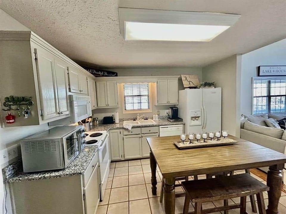 Kitchen & dining