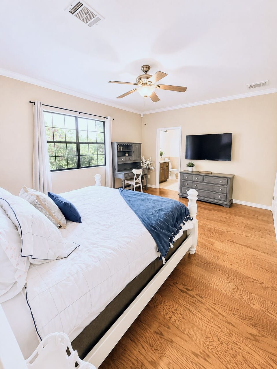 King guest room with private en suite bathroom