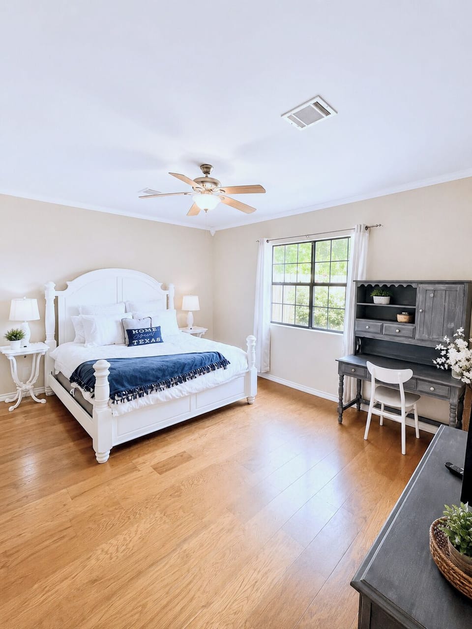 King guest room with private en suite bathroom