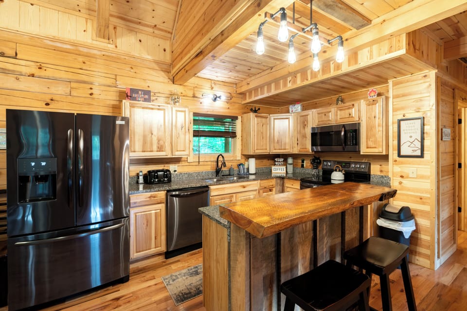 The well equipped kitchen invites guests to save by preparing meals as they go