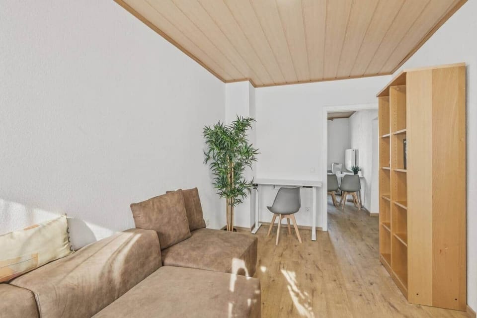 Gemütliches Wohnzimmer mit Sitzecke & Zimmerpflanze – euer Rückzugsort in Trier