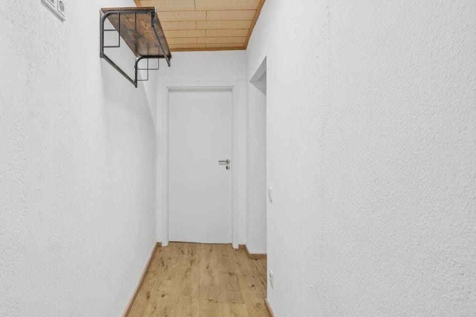 Heller Eingangsbereich mit Garderobe – willkommen in eurem Apartment in Trier
