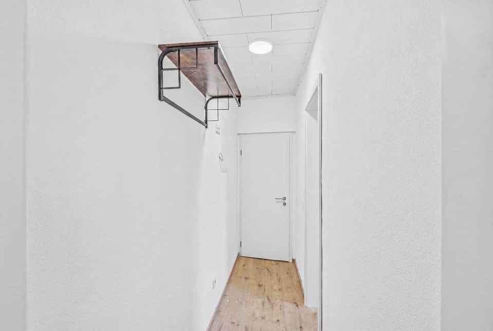 Praktischer Flur mit stilvoller Garderobe – euer Empfang in der Wohnung in Trier

