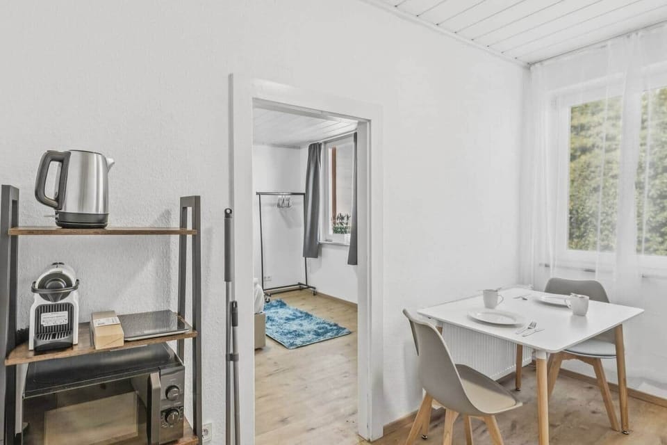 Küchenzeile mit Nespresso-Maschine & Blick ins Schlafzimmer – alles griffbereit in Trier
