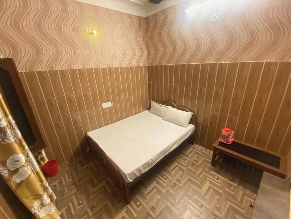 Deluxe Double Room | Laptop workspace, WiFi (free), bed sheets