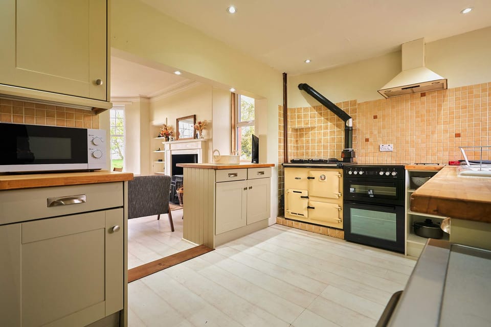 House | 14 bedrooms, high-speed internet