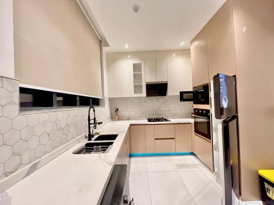 Economy Apartment, Balcony, City View | Private kitchen | Fridge, microwave, oven, stovetop