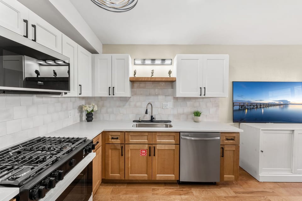 House (3 Bedrooms) | Private kitchen | Fridge, microwave, oven, stovetop