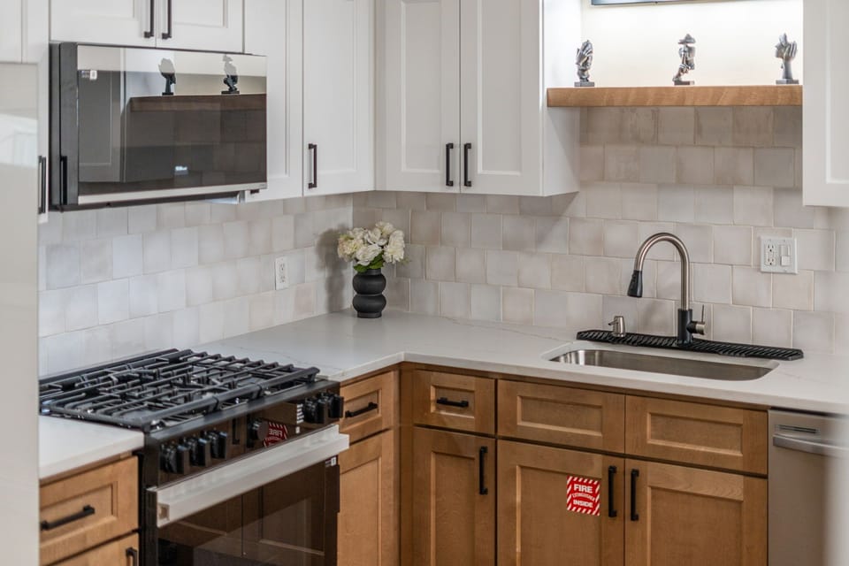 House (3 Bedrooms) | Private kitchen | Fridge, microwave, oven, stovetop