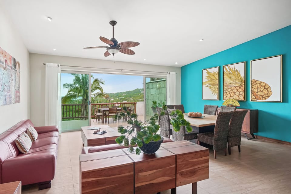 Comfort Condo, Balcony, Sea View | Living area