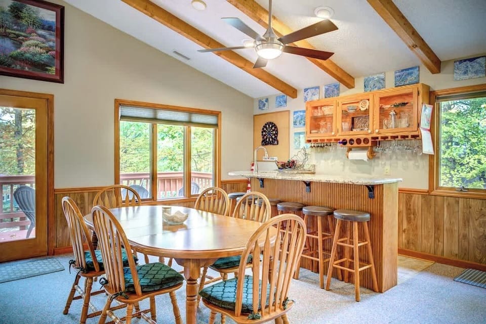 Dining Area & Wet Bar