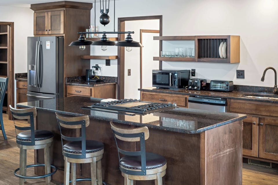 Open-concept chef's kitchen with breakfast bar seating