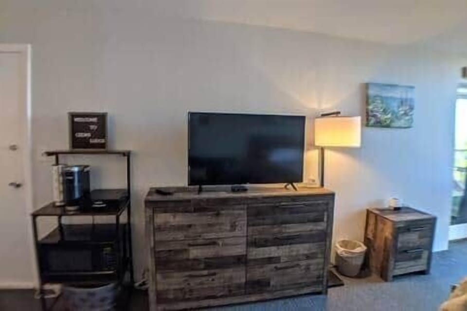 TV & Coffee Bar