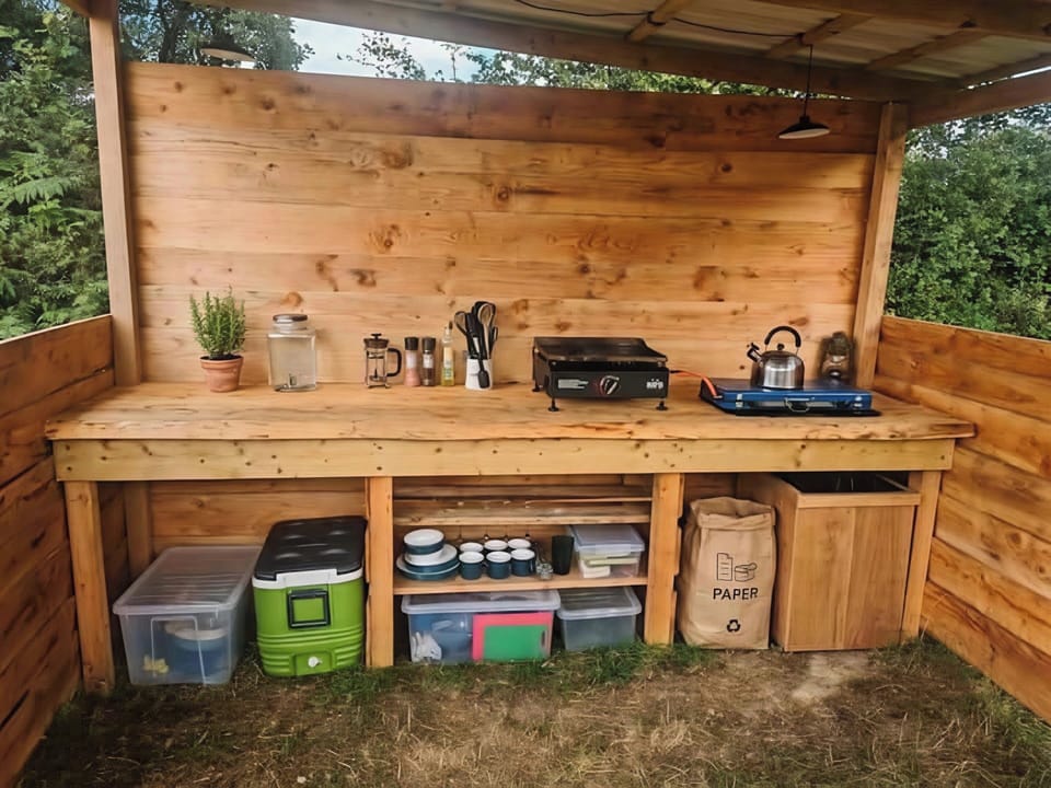 Kitchen with griddle and 2 burner hob and all cutlery and cooking utensils 