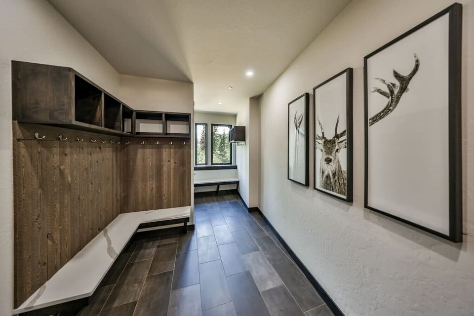 Storage/ski area