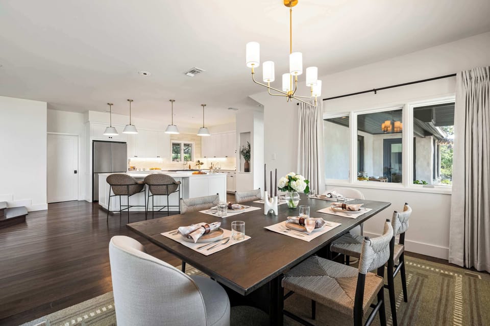 Dining area for 6 and additional seating on the kitchen counter