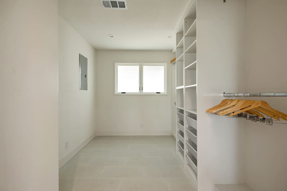 Full Bathroom 1 - Ensuite - Walk-in closet