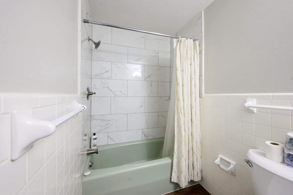 Ensuite bathroom with shower/tub combo 