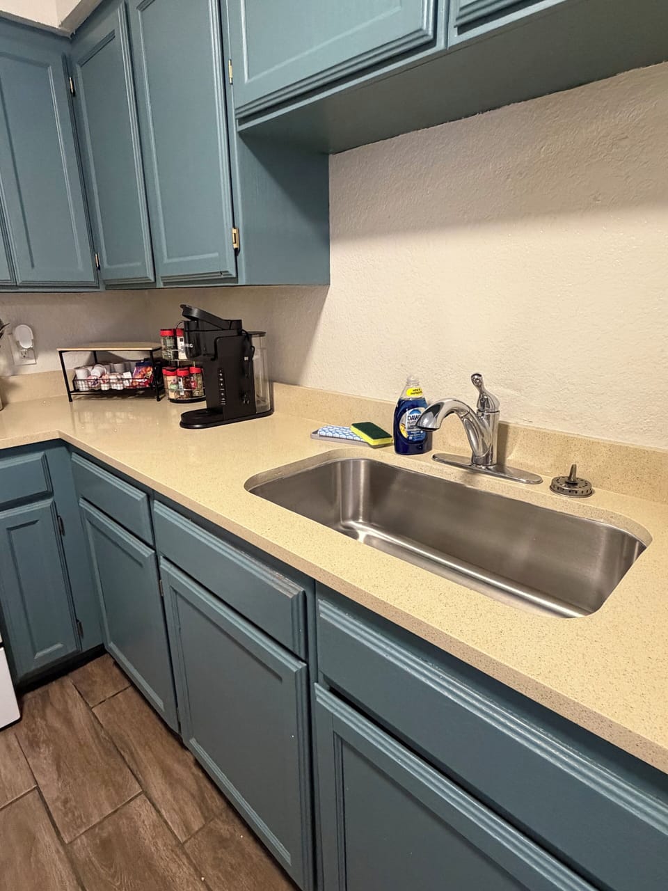 Updated quartz countertop. Keurig coffee maker. 