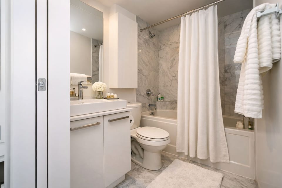 Standard Studio Suite, City View | Bathroom | Free toiletries, hair dryer, towels, soap