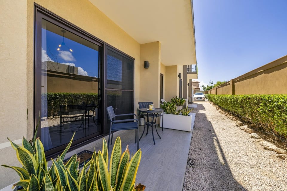 Stylish Gold Coast 1BR  Near Beach  Pools & Gym (40720)