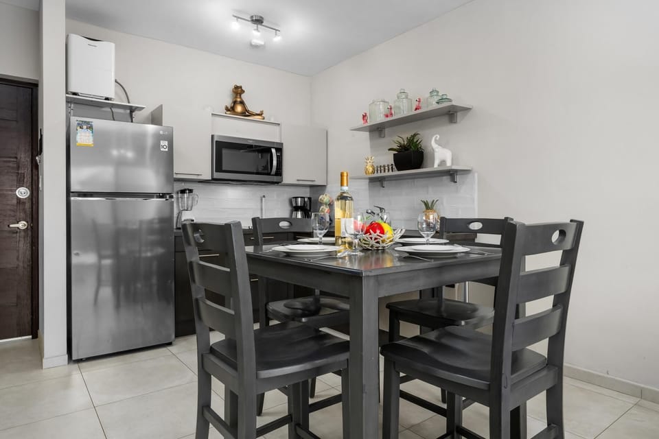 Stylish Gold Coast 1BR  Near Beach  Pools & Gym (40733)
