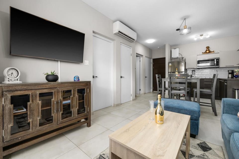 Stylish Gold Coast 1BR  Near Beach  Pools & Gym (40734)