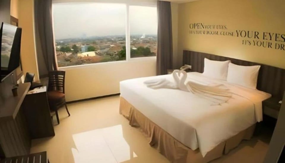 Premium bedding, desk, laptop workspace, WiFi (free)