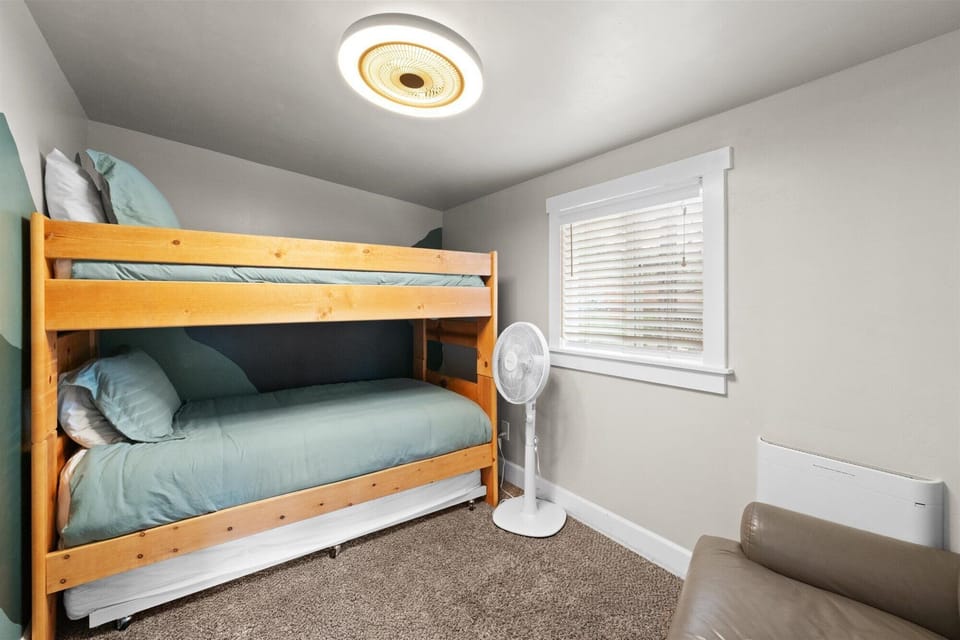 Twin/Twin bunkbed with Twin trundle