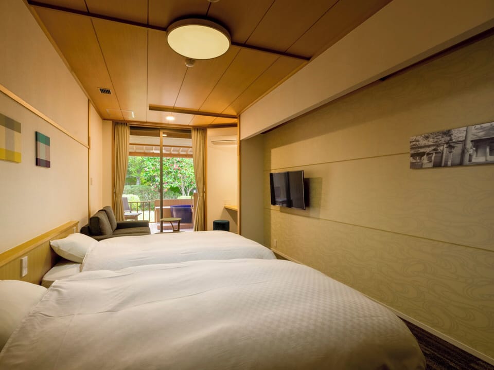 In-room safe, WiFi (free), bed sheets