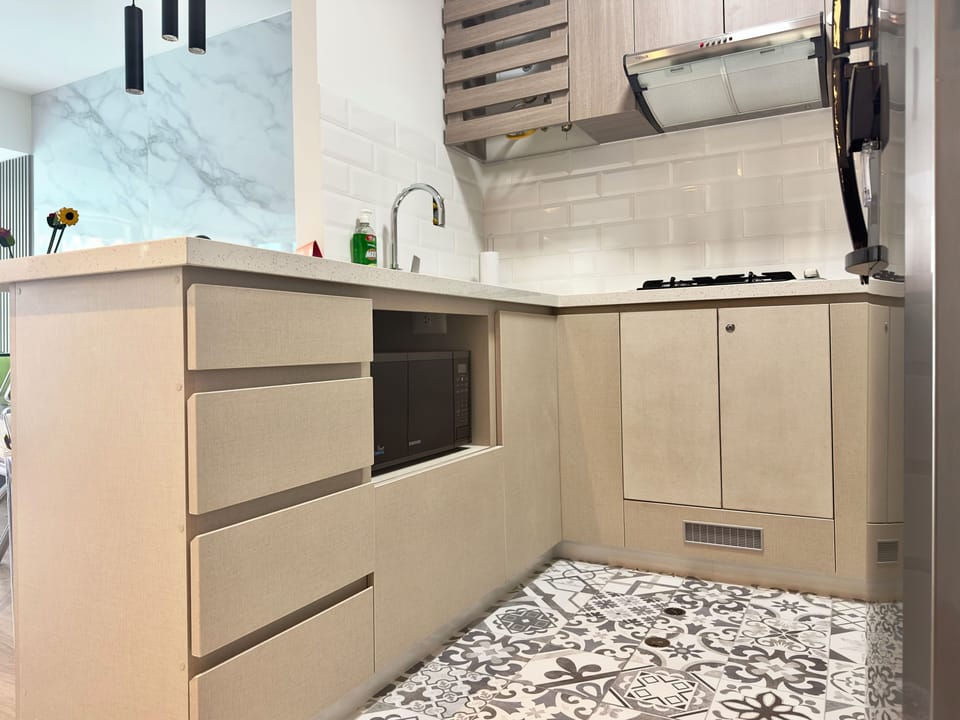 Apartment, 1 Double Bed | Private kitchen | Electric kettle, dining table
