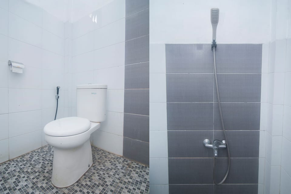 Shower, rainfall showerhead, free toiletries, towels