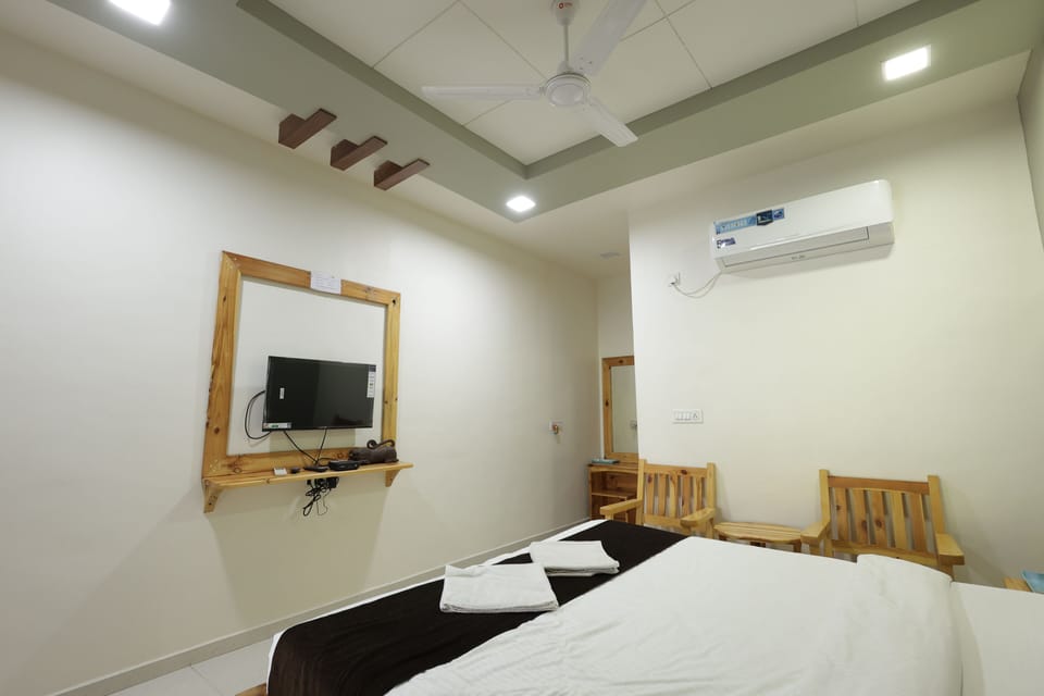 Deluxe Double Room, Courtyard View | Desk, WiFi (free)