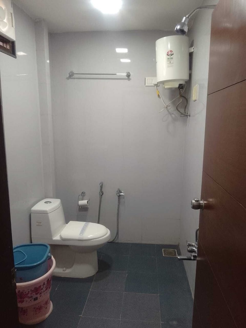 Deluxe Double Room, Courtyard View | Bathroom | Free toiletries, towels, soap, shampoo