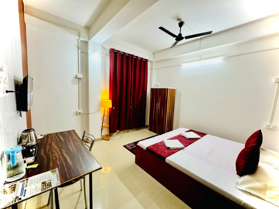 Deluxe Double Room, City View | Laptop workspace, WiFi (free)