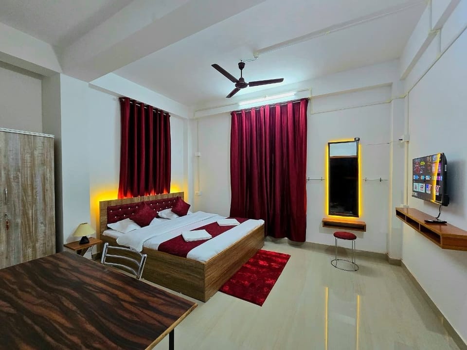Deluxe Double Room, City View | Laptop workspace, WiFi (free)