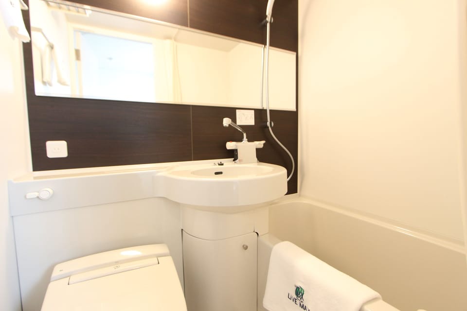 Combined shower/tub, free toiletries, hair dryer, slippers