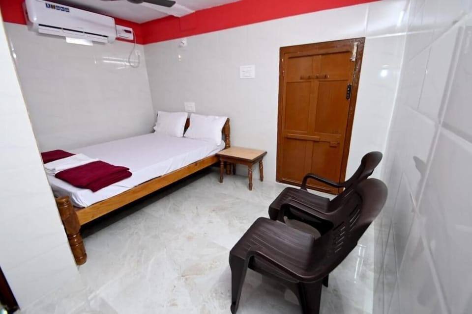 Desk, WiFi (free), bed sheets