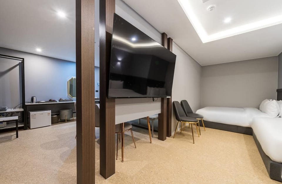 Royal Suite | Desk, laptop workspace, WiFi (free)