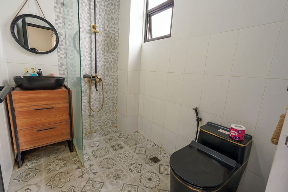 Deluxe Twin Room, Balcony | Bathroom | Shower, free toiletries, towels, soap